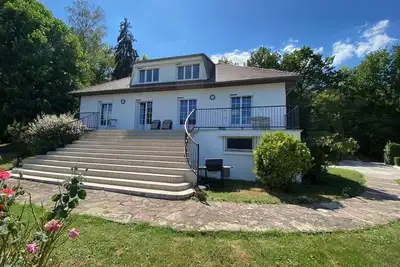 Image de Maison dans les bois avec piscine et vue montagnes.