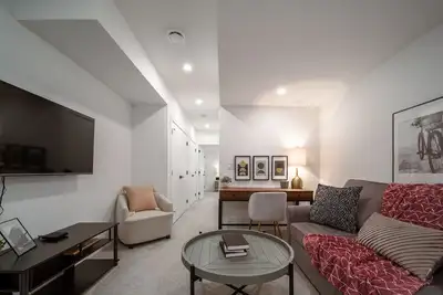 Image de Sleeps 4|King Bed|Near Whyte Ave & U of A & Stollery