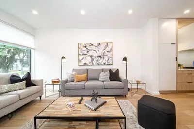 Image de Full Home w/ Separate Bsmt | Sleeps 12| King Beds