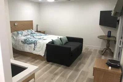 Image de Studio with Private Entrance / Patio / Hot Tub