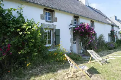 Image de La Maison de l'Amiral, son jardin arboré et son tennis.