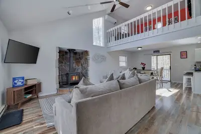 Image de Big Bass Lake 4br Poconos Home - Game Room - Pool