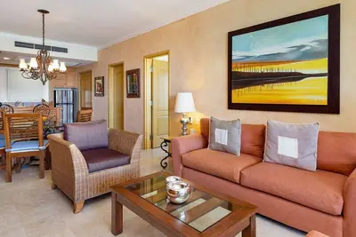 Image de Beautiful resort with beach access, walking distance to downtown.