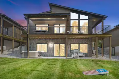 Image de Lake Front, Kayaks, Private Hot Tub, Firepit!