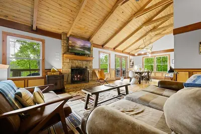 Image de Hatcher Top Hideout · Chic private cabin w\/ epic views & amenities!