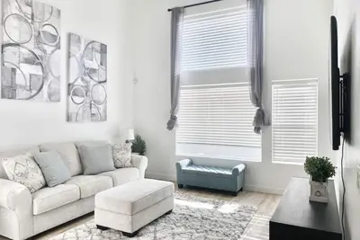 Image de Clean and open remodeled luxury townhouse!