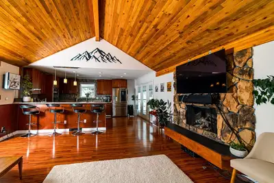 Image de Mountain Side Views from the Front Range Chalet