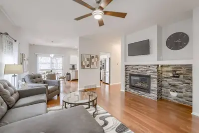 Image de Stylish townhome close to every convenience.