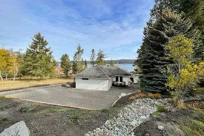 Image de Cottage · Cottage on the Bay- Hot Tub, Beach, Dock, Kayaks