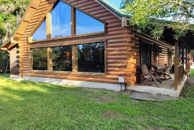Image de Cozy Log Cabin in the Woods Near Lake Georgetown and Suncity Dell Webb