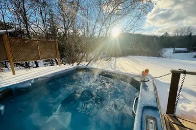 Image de Winter Wonderland Waterfront Cottage w/ Hot Tub & Unforgettable Lake Views