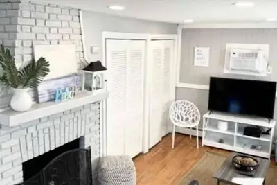 Image de Cozy Cottage with Water Views Steps to the Sand