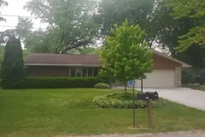 Image de Fully updated channel front 4 br 2 ba home located minutes from Wittman Field.