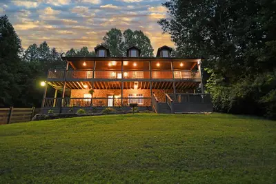 Image de Two Homes in One! Bear Hollow is the Perfect Luxury Escape for Large Gatherings!