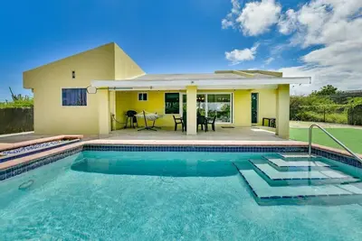 Image de Escape to Happy Daze Villa, a sunny 3-bedroom, 2-bathroom vacation home in a charming yellow setting