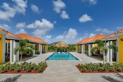 Image de From its exclusive nature location, the secluded villas embrace open-air layouts.