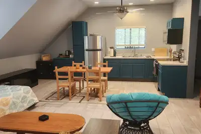 Image de Cool Pines Bunkhouse-open concept efficiency-2 units on property-30 day min