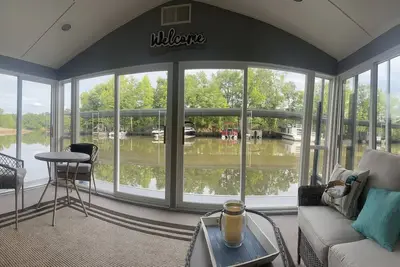 Image de Ss Minnow \n55' Houseboat on the Flint River, a floating oasis!