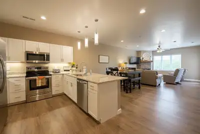 Image de 3br/3ba Walk-in ~ Close to 76 Strip ~ Resort Amenities ~ Free Tickets Included! (Fh-G203)