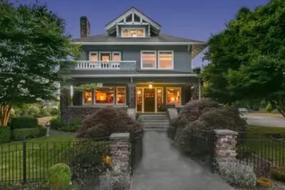 Image de Historic Speak Easy Wine Cellar and Movie Theatre Guest Room