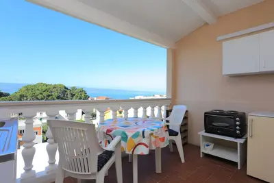 Image de Appartement de deux chambres avec la terrasse et la vue sur le mer Duce, Omis (A-20858-a)