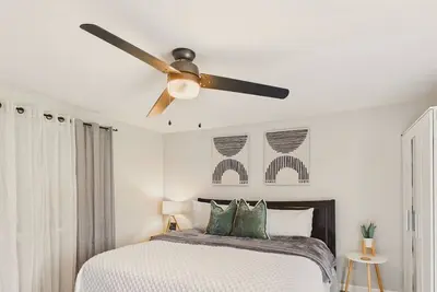 Image de Single Family Home with Fenced Backyard and Ac!