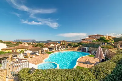 Appartement 'Belvedere 18 - 3 Shared Pool' avec vue sur la mer, terrasse privée et climatisation