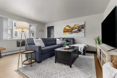 Image de Updated Centrally Located Boho Suite