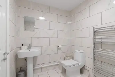 Image de Contractor Haven | Stylish 2 Bed Apartment | Sleeps 6 | Free Off Road Parking