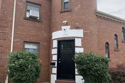 Image de The Brown House with a Turret:  a Four Plus Bedroom House in Cincinnati