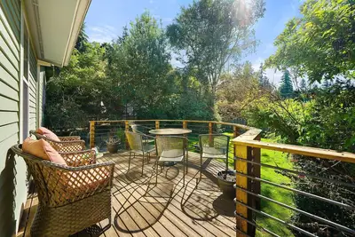 Celebrate the holidays at Geneva Retreat: Bungalow w/ Trails, Near Lake Whatcom