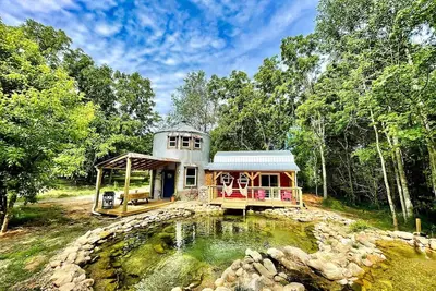 Image de Unique Oasis - Silo Barn - Swim Pond- 5 Miles Trails - Farm Animals - Waterfall