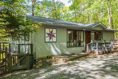 Image de Laurel Creek Cottage - Fenced Yard, River Sounds! Screened Porch - View - Fiber Wifi