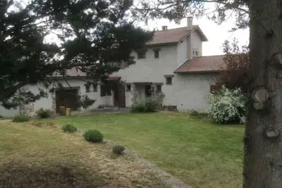 Image de Maison à la campagne, loin de la foule déchaînée