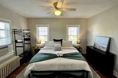 Image de Cozy & Spacious Apt | King Beds & Free Parking