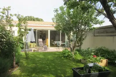 Image de T2 classé Gite de France avec terrasse sur jardin privatif.