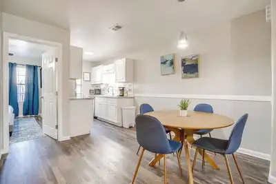 Image de Beautiful 2 Br for Month Stay*Walk to Uta and Food