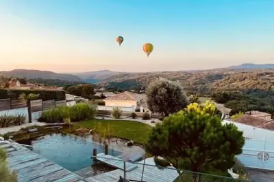 Image de Villa de charme avec piscine naturelle et vue imprenable sur les montagnes