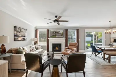 Image de 3mins Dt / Hot tub + Fire Pit + Bbq /  Game Room /  500Mbp / 4 Bedroom /  Office