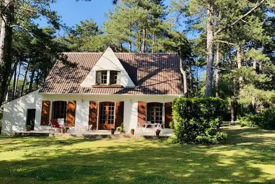 Image de Maison familiale avec jardin de 1800m2 à 15 min à pied de la plage