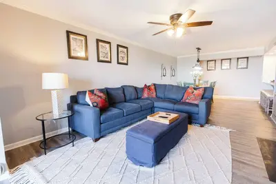 Image de Beautiful 2 Bd 2 Br Condo near the Vulcan with Pool