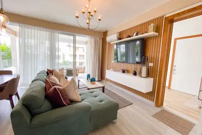 Image de Beachside Elegance: Stylish, Central