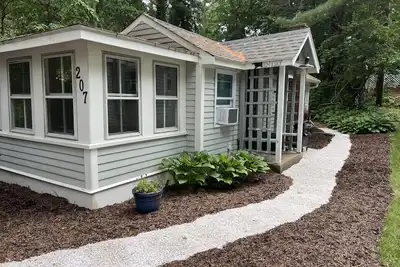 Image de Fresh Pond Cottage! A charming & peaceful getaway for couples or small families.