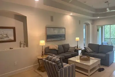 Image de Gorgeous 2nd Floor Unit in The Quarry, Minutes to downtown Naples and Mercato.