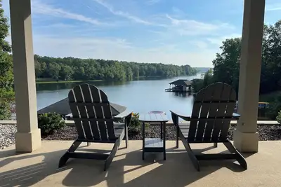 Image de Beautiful Lakefront Home - Incredible Views, Great Location, Many Amenities!