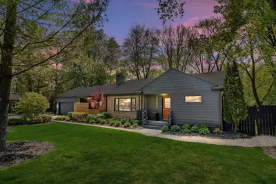 Image de Charming 3-bedroom with 2 full baths cottage in Southfield for Soul Searching