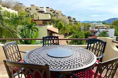 Image de Rooftop Sunset Cove, This spacious and sunlit apartment features 2 bedrooms, 1. 5 bathrooms, a stunning rooftop terrace