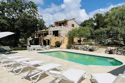 Image de Magnifique villa en pierre 4 chambres avec piscine
