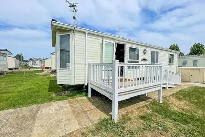 Image de Lovely caravan with WiFi & decking at Felixstowe Beach Holiday Park ref 55005sw