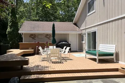 Image de Amazing Westhampton home with all amenities--pool, hot tub, tennis court, deck.